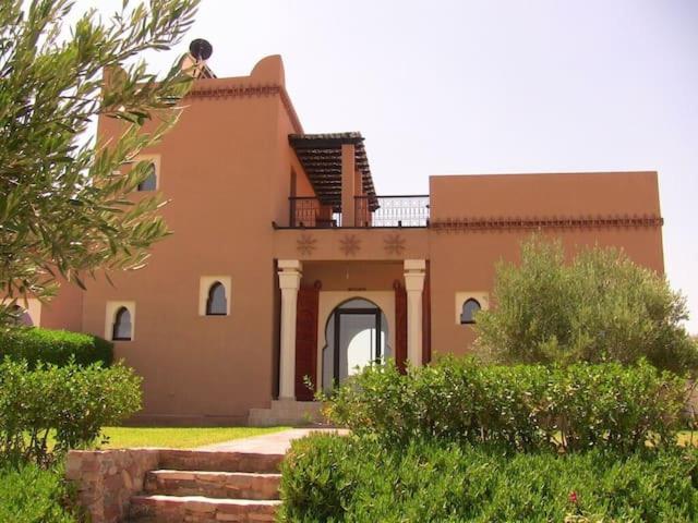 un hombre sentado en el techo de una casa en Amizmiz Villa, en Marrakech
