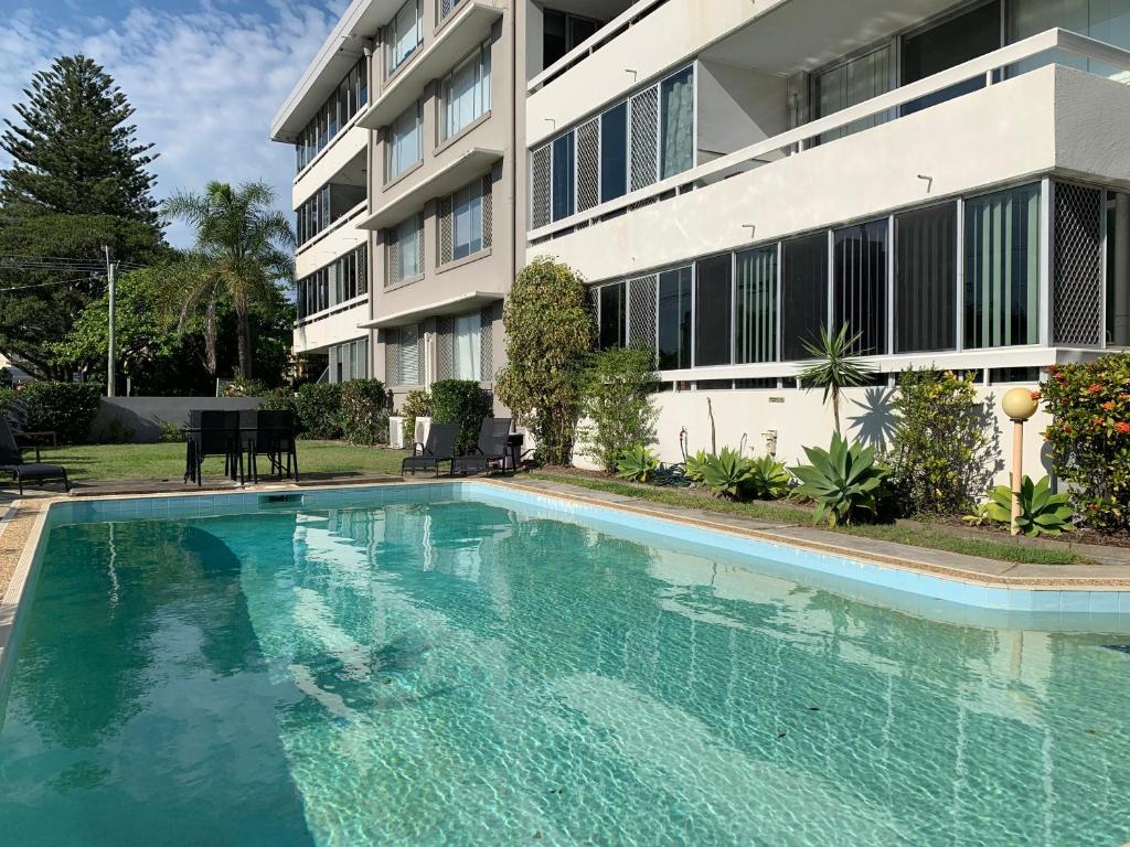 uma piscina em frente a um edifício em Linden Court Broadbeach em Gold Coast