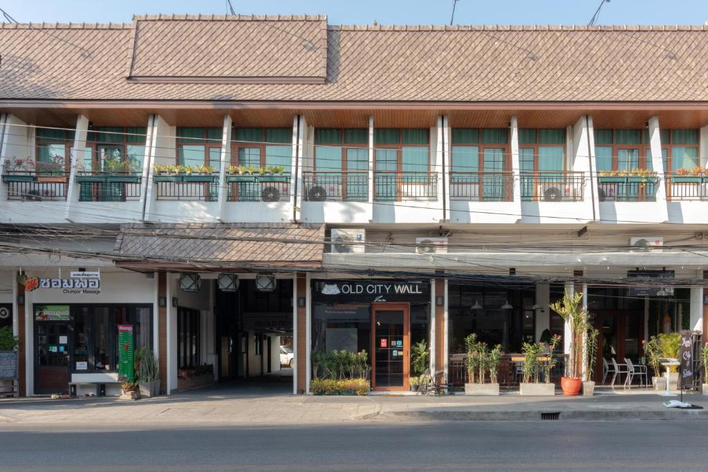 un edificio en la esquina de una calle en The Old City Wall Inn en Chiang Mai