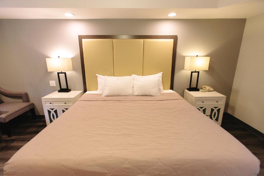 Riverbend Motel & Cabins - Nehir Manzaralı Kral Oda - Sigara İçilmez