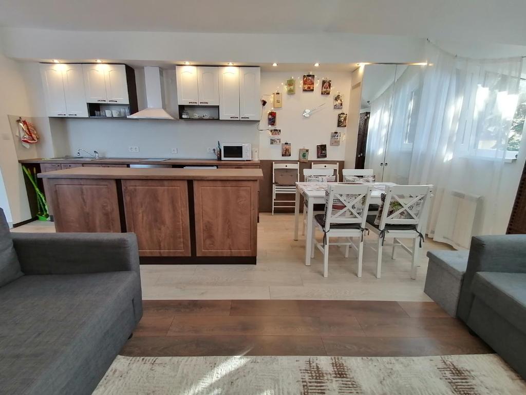 een woonkamer en een keuken met een tafel en stoelen bij Apartment 15 in Borovets