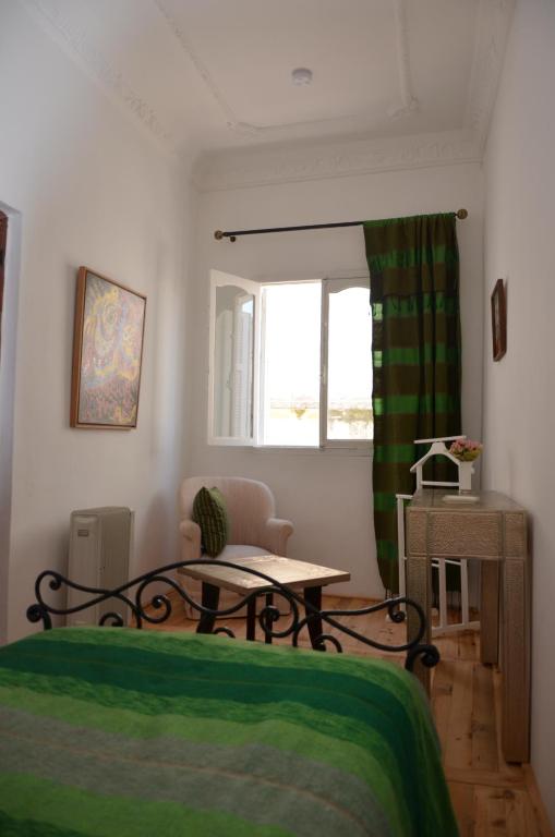 Una cama o camas en una habitación de Tanger Chez Habitant