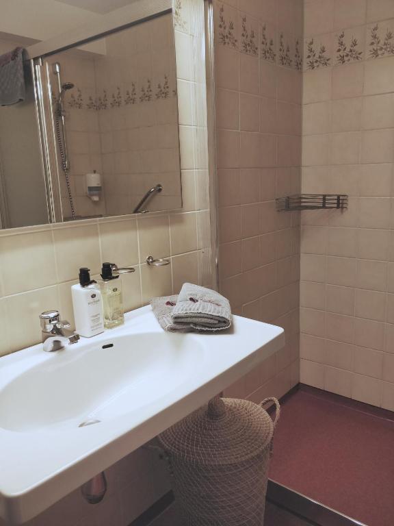 Koupelna v ubytování Highway Hotel