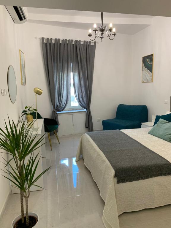 sypialnia z łóżkiem, krzesłem i oknem w obiekcie Luxury Apartment in Rome Countryside - Francigena w mieście Campagnano di Roma