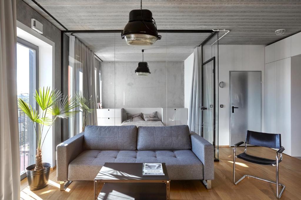 sala de estar con sofá y cama en Apartment Praga Center by Renters, en Varsovia