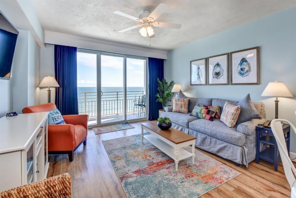 salon z kanapą i widokiem na ocean w obiekcie Unit 1507 Ocean Walk - 1 Bedroom Ocean Front w mieście Daytona Beach