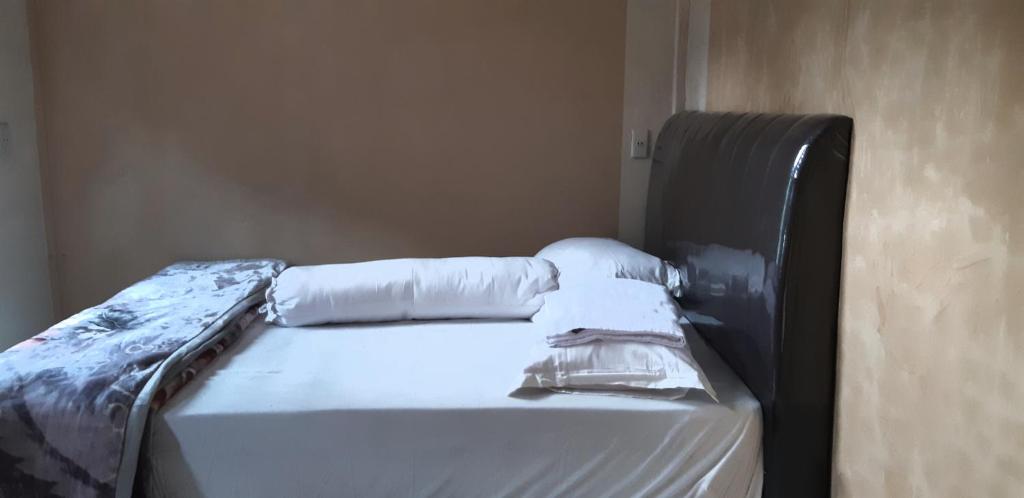 Postel nebo postele na pokoji v ubytování Airangga Home Stay Syariah Berastagi RedPartner