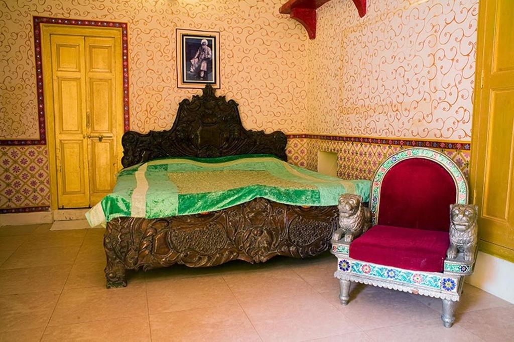 Een bed of bedden in een kamer bij Krishna Prakash Heritage Haveli