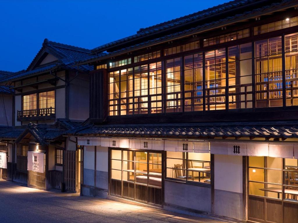 eine Außenansicht eines Gebäudes in der Nacht in der Unterkunft NIPPONIA HOTEL Ozu Castle Town in Ōzu