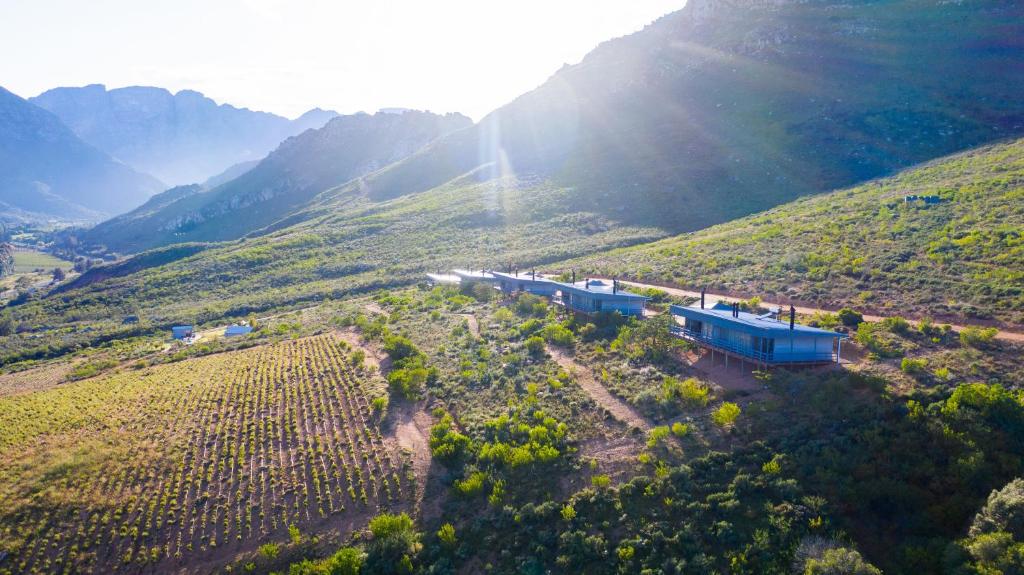 una vista aerea di un treno su una collina di Big Sky Cottages a Wolseley
