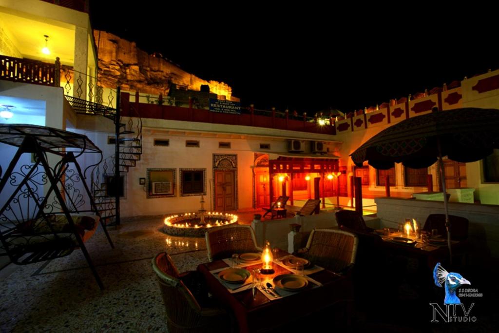 Een balkon of terras bij Krishna Prakash Heritage Haveli