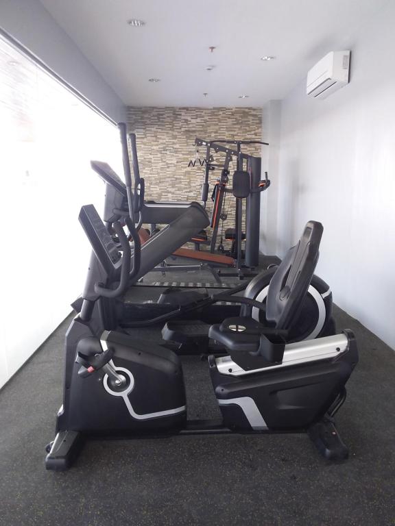 Fitness centrum a/nebo fitness zařízení v ubytování AJ Sundiva Tower w balcony