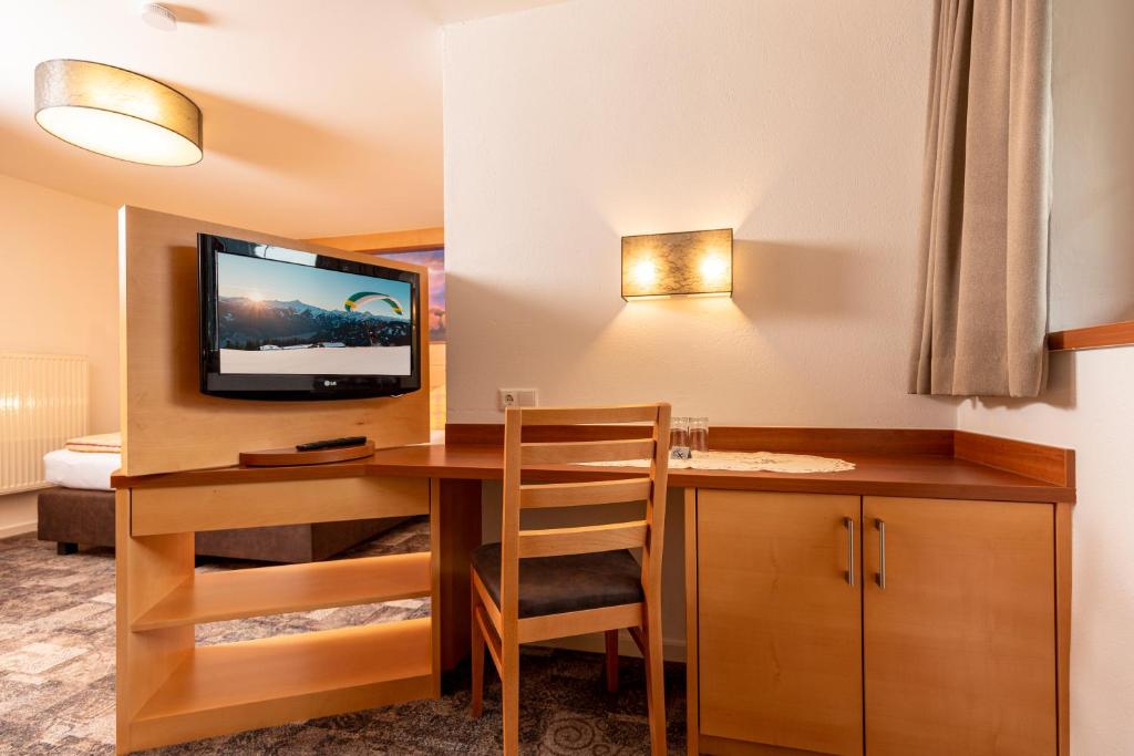 TV a/nebo společenská místnost v ubytování Hotel-Garni Pramstraller