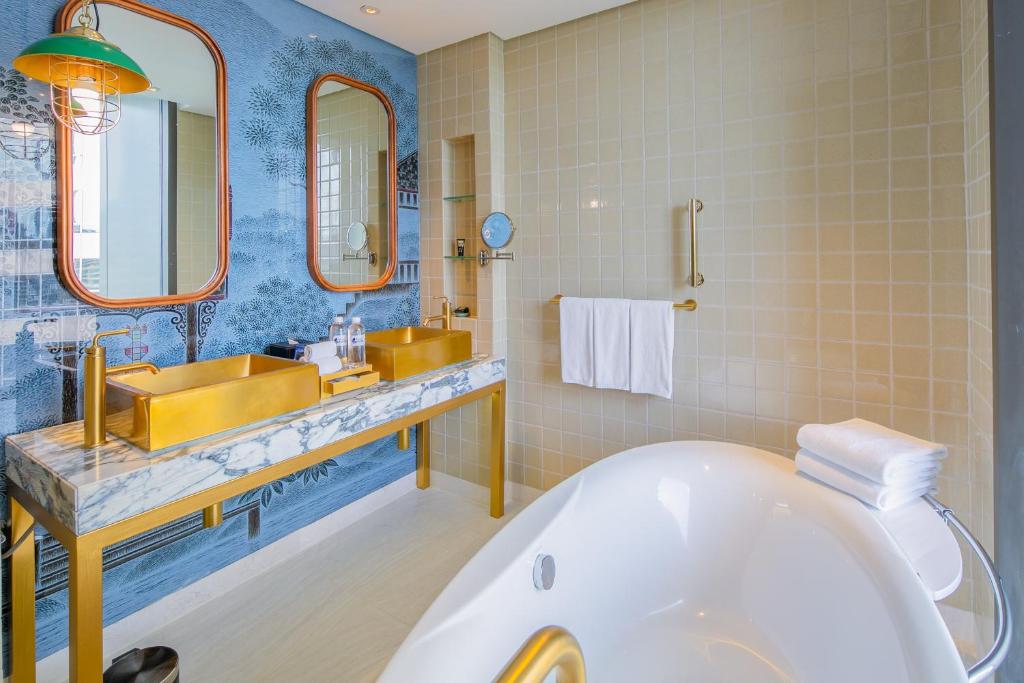 Een badkamer bij Hotel Indigo Bangkok Wireless Road, an IHG Hotel