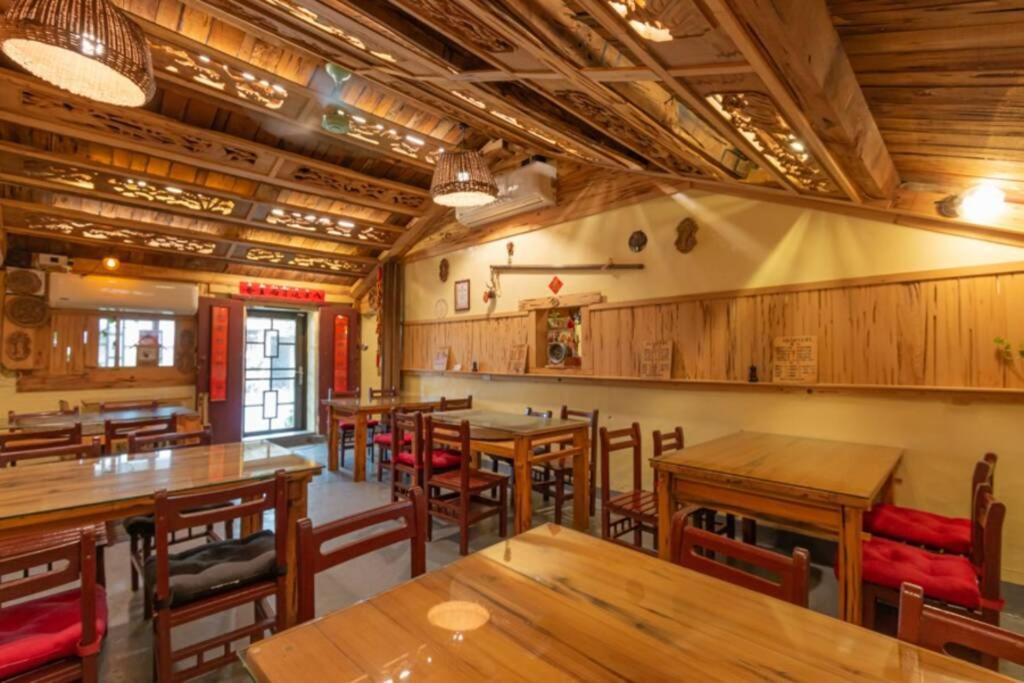 有蟲咬屋文創民宿餐廳或用餐的地方