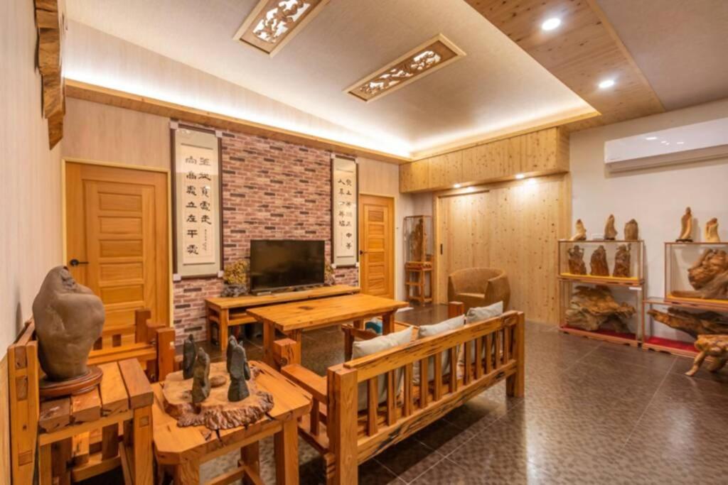 una habitación llena de muchos tipos diferentes de artefactos en Yao Woo B&B en Dongshan
