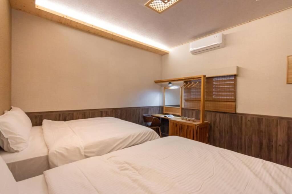 有蟲咬屋文創民宿房間的床