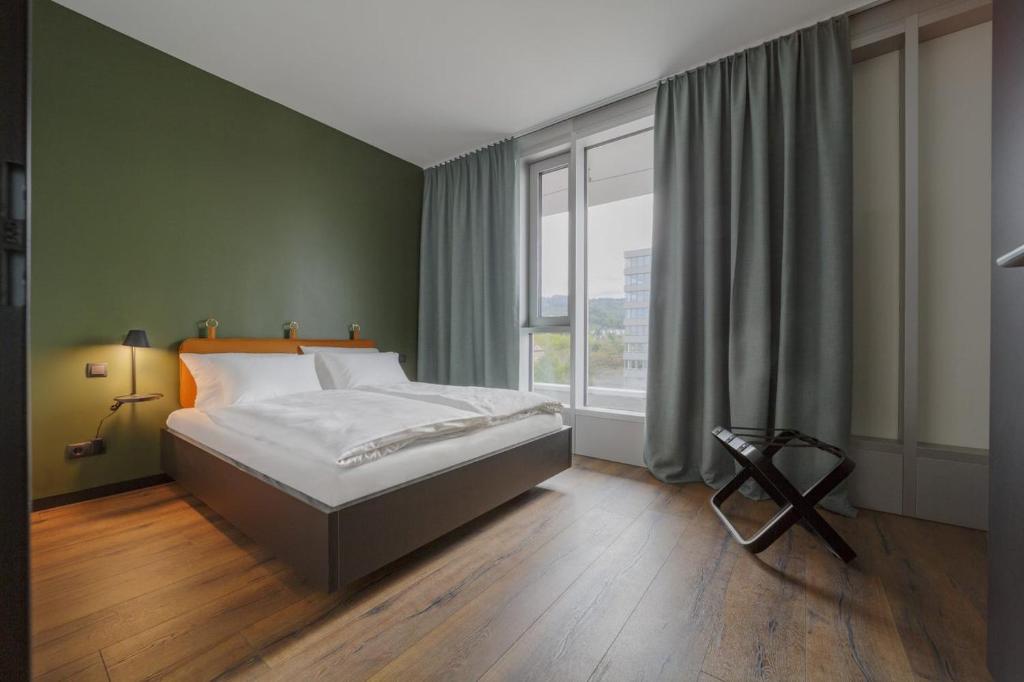 Postel nebo postele na pokoji v ubytování Black F House - Serviced Apartments