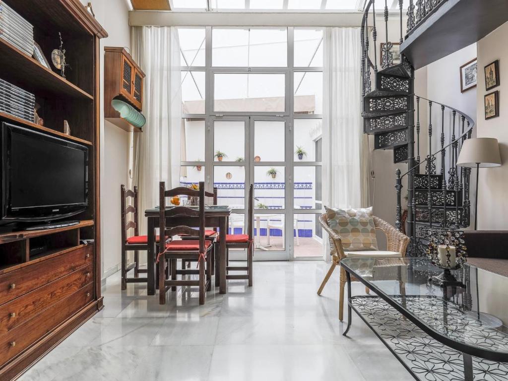 Televízia a/alebo spoločenská miestnosť v ubytovaní Sueños de Sevilla duplex a calidades
