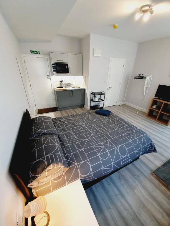 a bedroom with a large bed in a room at Southend on Sea - Westcliff Studios - Great Location in Southend-on-Sea