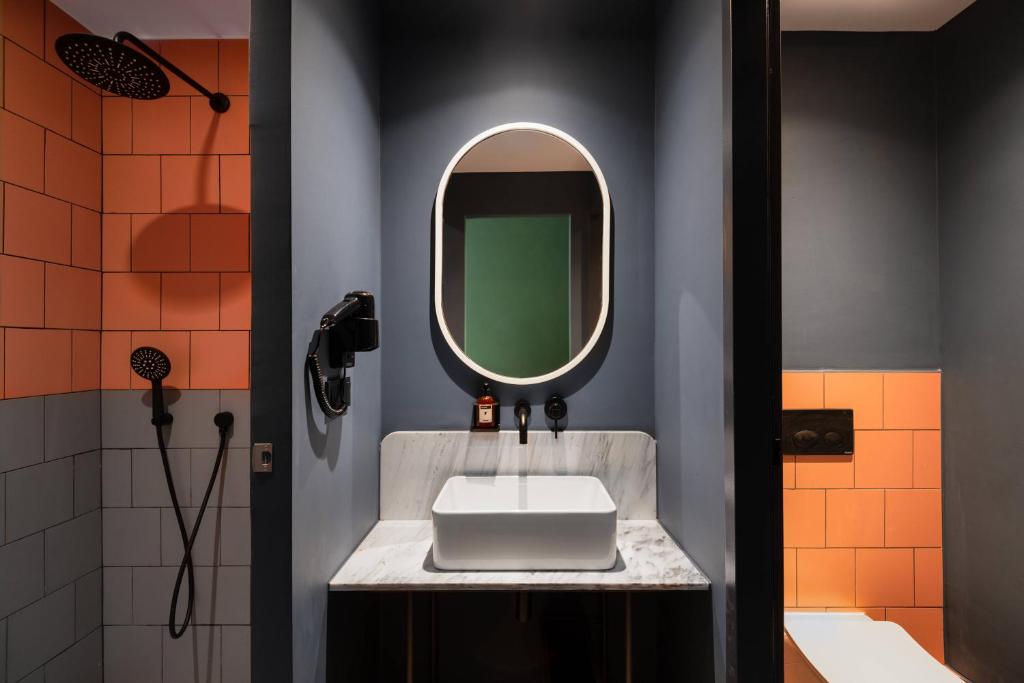 Zeus is Loose Hostel - 14