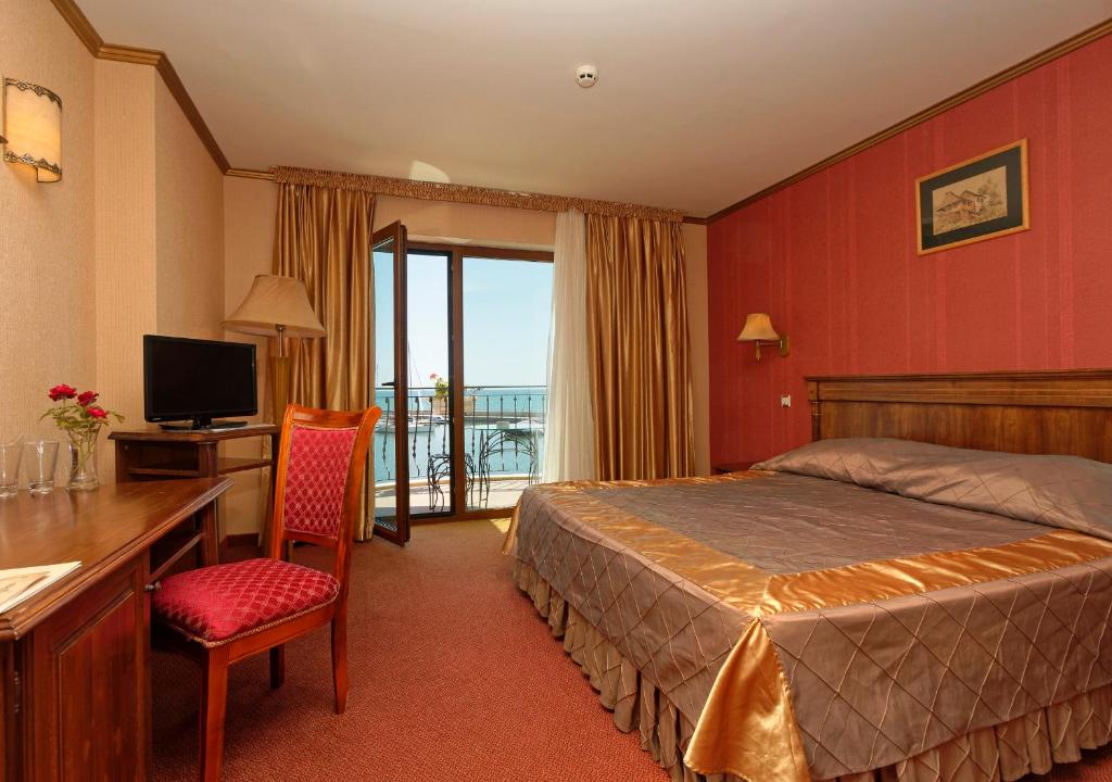 TV a/nebo společenská místnost v ubytování Hotel Mistral