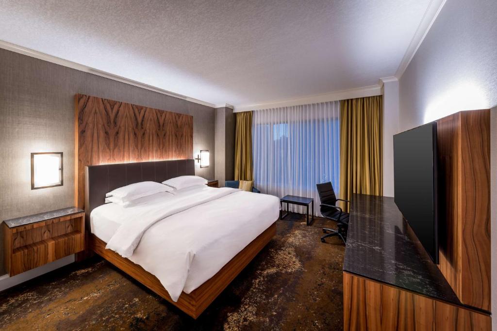 Postel nebo postele na pokoji v ubytování Hyatt Regency Calgary