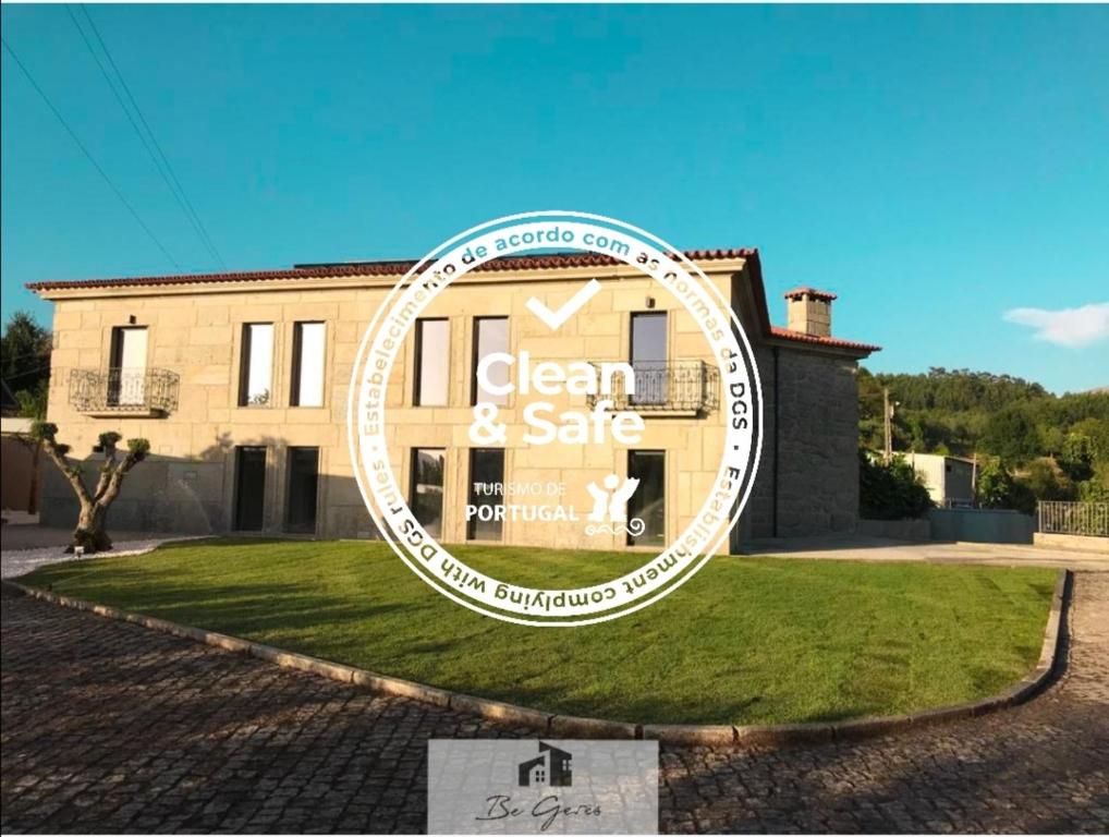 ein großes Schild vor einem Haus in der Unterkunft Cortegaça House in Vieira do Minho