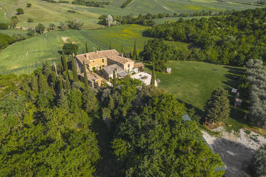 uma vista aérea de uma casa numa colina com árvores em Agriturismo Cretaiole em Pienza