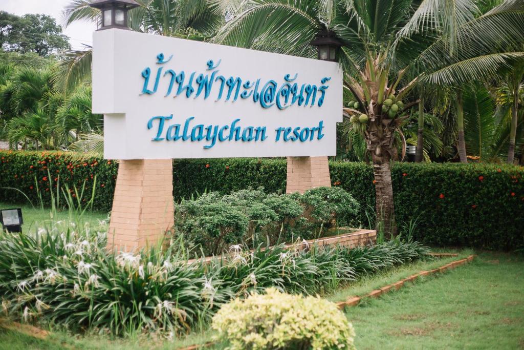 una señal en medio de un jardín en Baan Faa Talaychan Resort, en Chao Lao Beach