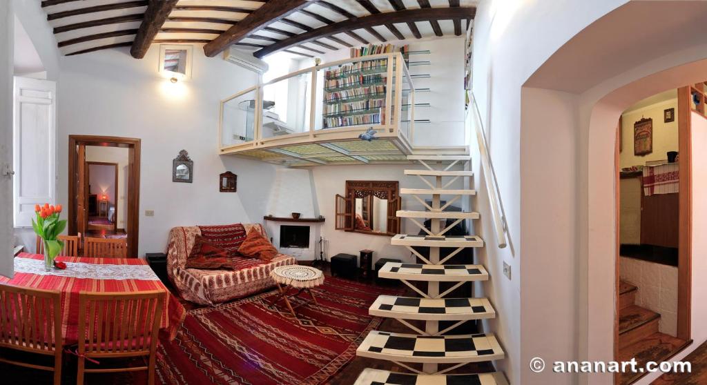 un soggiorno con scala a chiocciola in una casa di Nido tra le cupole, terrazza panoramica, Wi-Fi , AC a Roma