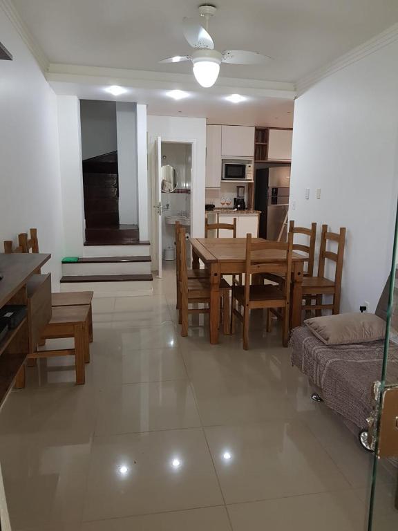  Triplex em Condomínio Clube frente mar