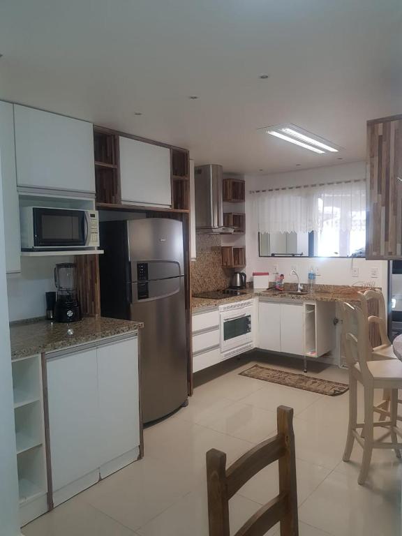  Triplex em Condomínio Clube frente mar