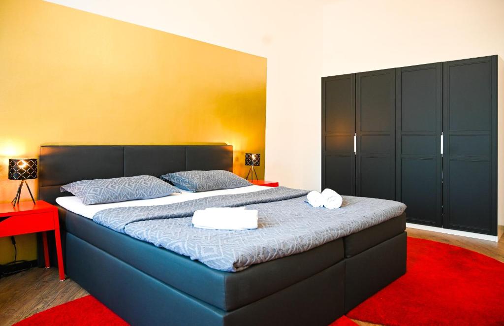 1 dormitorio con 1 cama grande con alfombra roja en Highlight Suite Augarten, en Viena