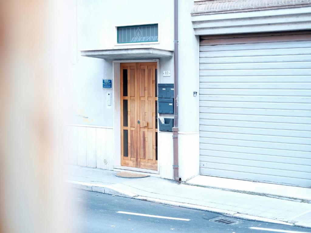 drewniane drzwi na budynku z garażem w obiekcie Oasi 83 w mieście San Benedetto del Tronto