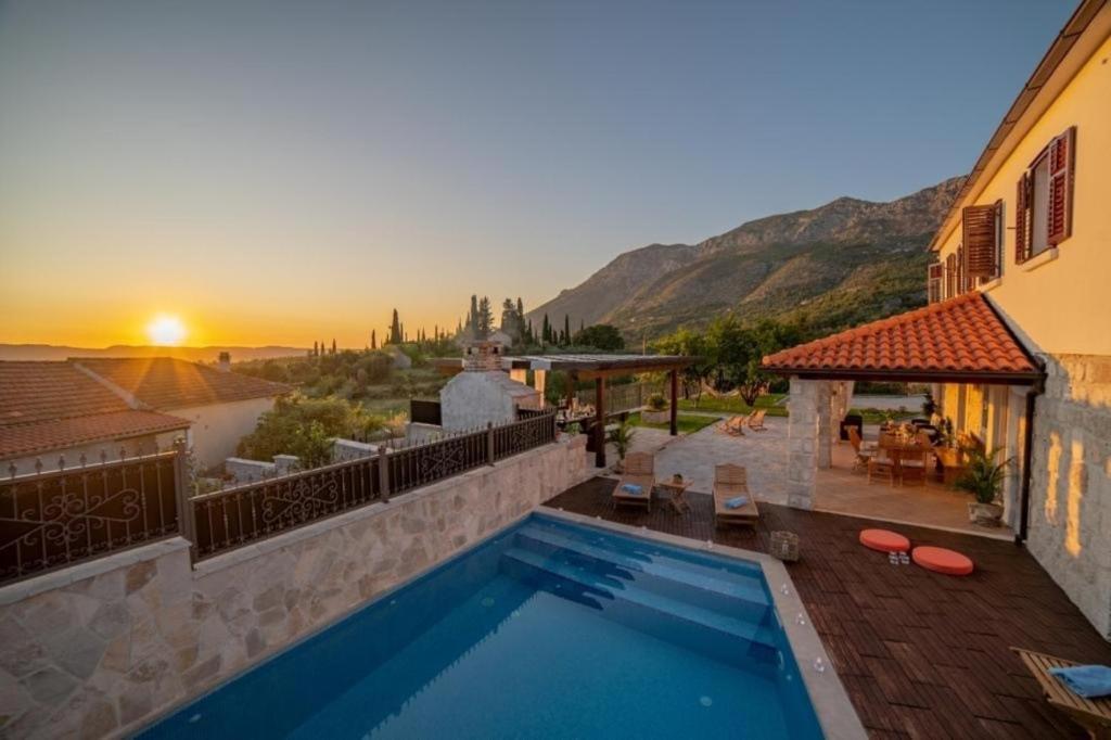 Villa con piscina y puesta de sol en Villa San Nicolo, en Gruda