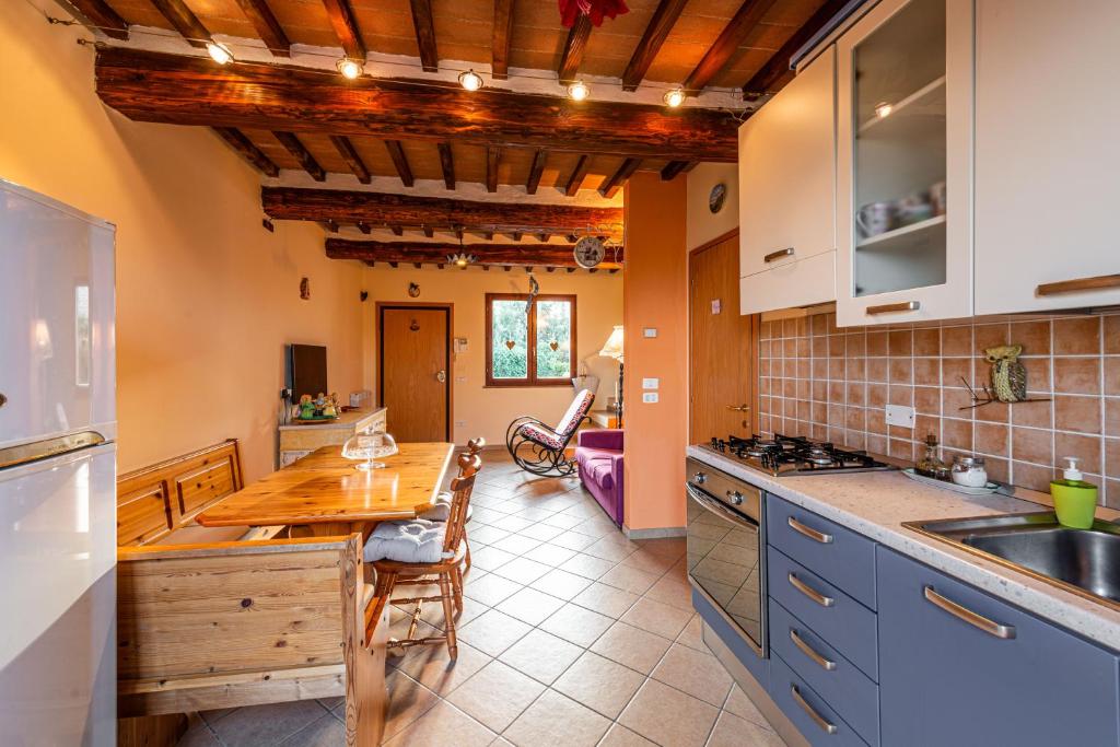 - une cuisine avec une table en bois et un comptoir dans l'établissement L'Olivo Gina, Minnie's Cottage, à Montalcino