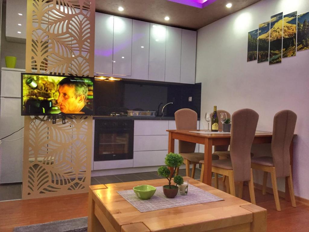kuchnia i jadalnia ze stołem i telewizorem w obiekcie Apartman Perkovic w mieście Pale