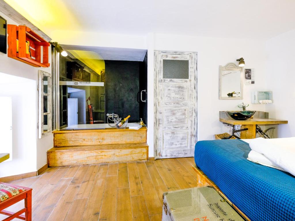 um quarto com uma cama e uma casa de banho com uma banheira em Lovin Book Guesthouse em Óbidos