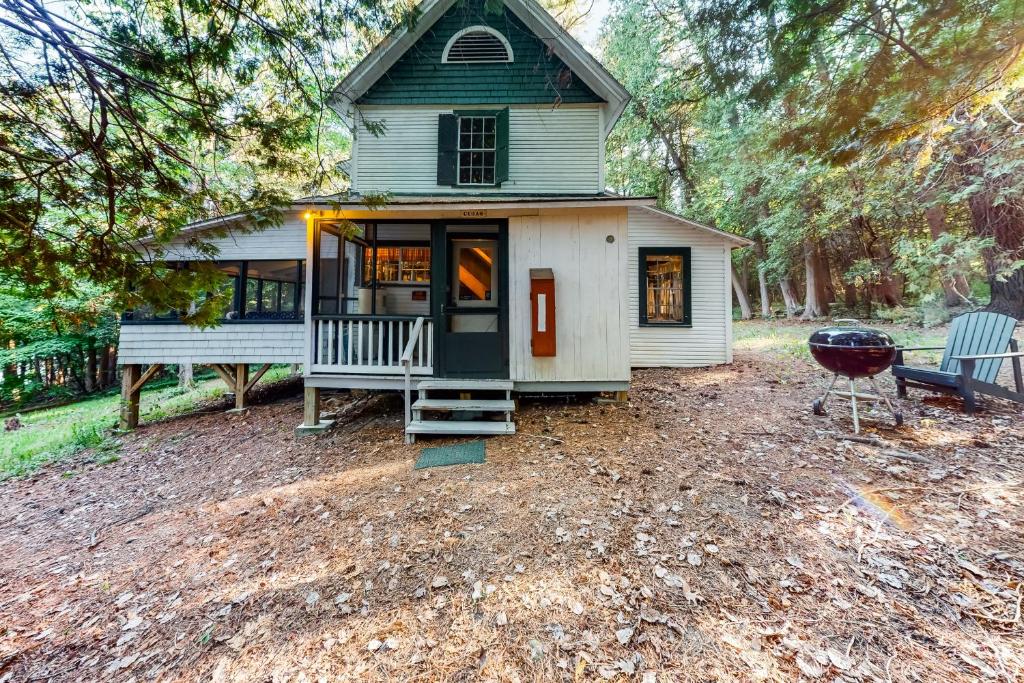 una pequeña casa con una parrilla delante en Garden Island's en Charlotte