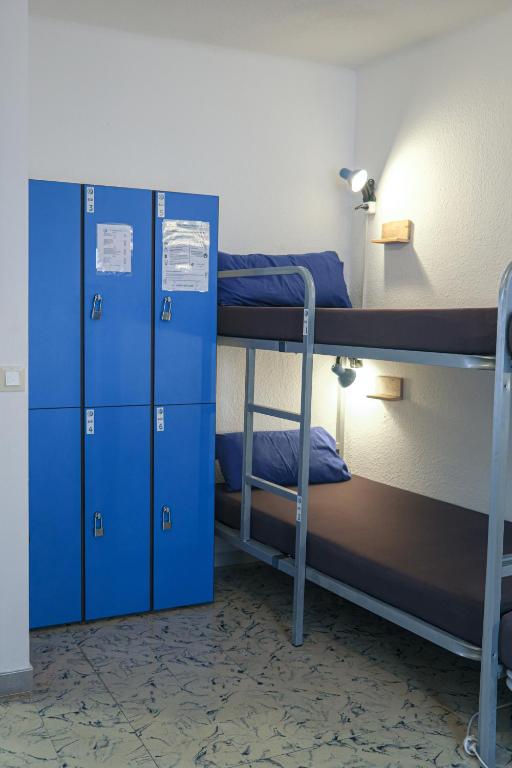 Palanda nebo palandy na pokoji v ubytování Mana Mana Youth Hostel