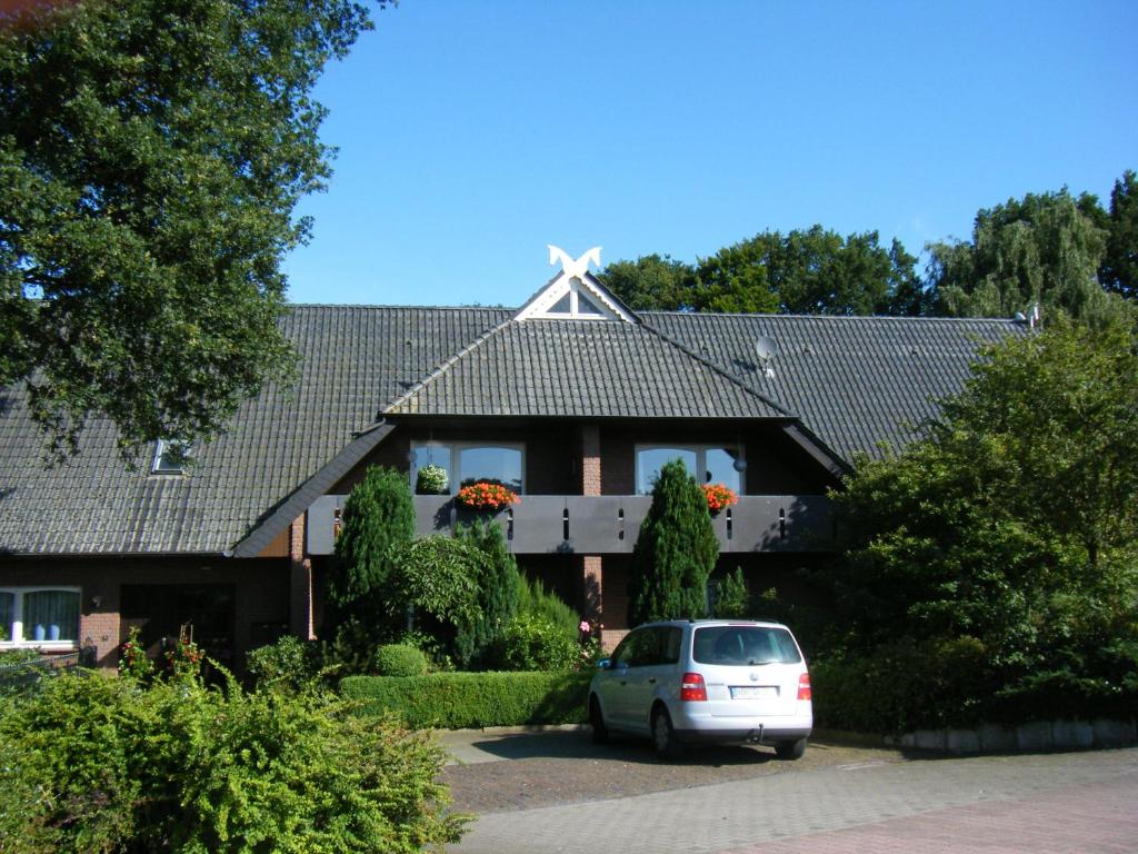 a car parked in front of a house at Vechtetal-Garten in Laar