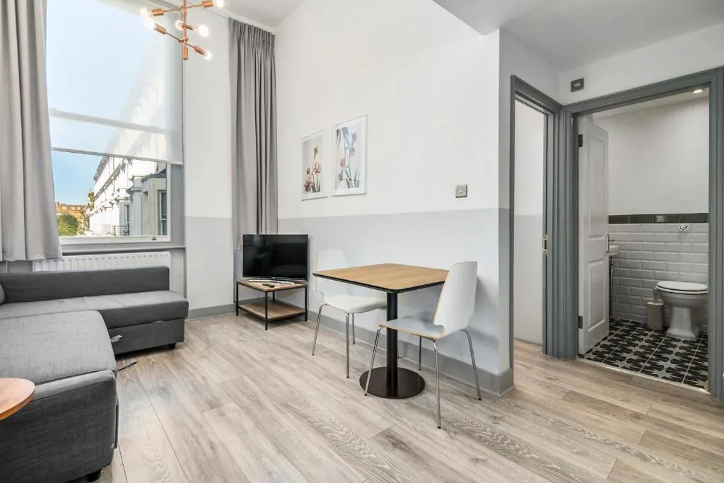 Super 2 Bed Flat - 5mins to Earls Court station, Londra, Marea Britanie