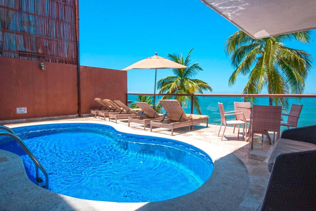 Bazén v ubytování Vallarta Shores Beach Hotel nebo v jeho okolí