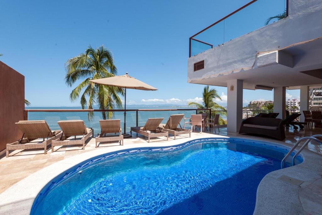 Bazén v ubytování Vallarta Shores Beach Hotel nebo v jeho okolí