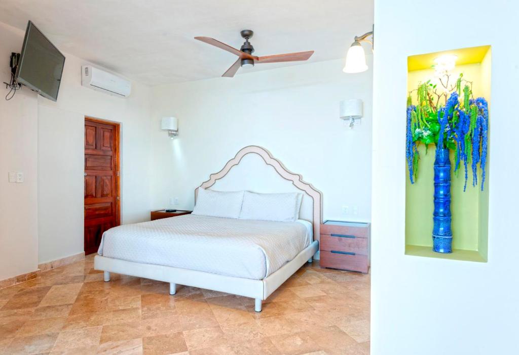 Postel nebo postele na pokoji v ubytování Vallarta Shores Beach Hotel