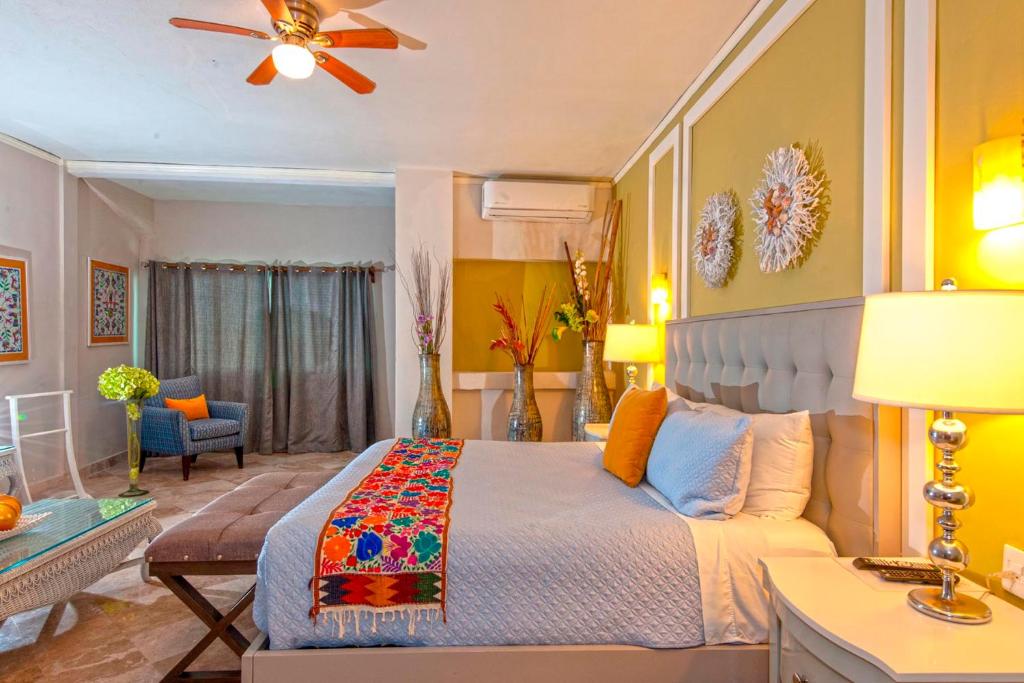 Postel nebo postele na pokoji v ubytování Vallarta Shores Beach Hotel