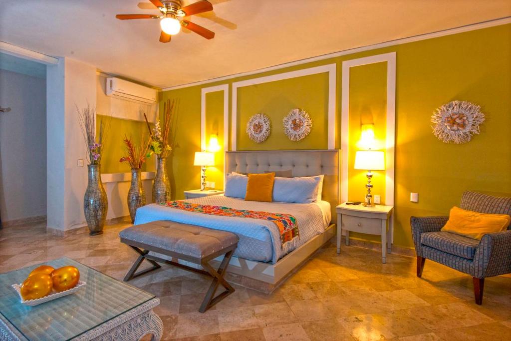 Postel nebo postele na pokoji v ubytování Vallarta Shores Beach Hotel
