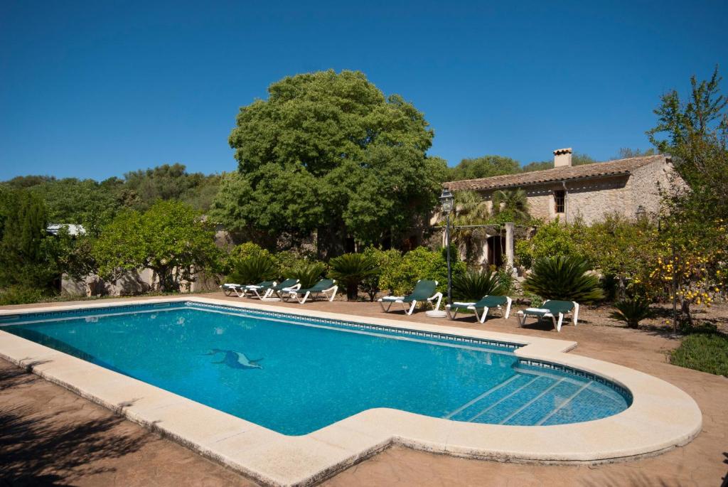 una piscina frente a una casa en Hort Den Gelos Campanet Mallorca, en Crestatx