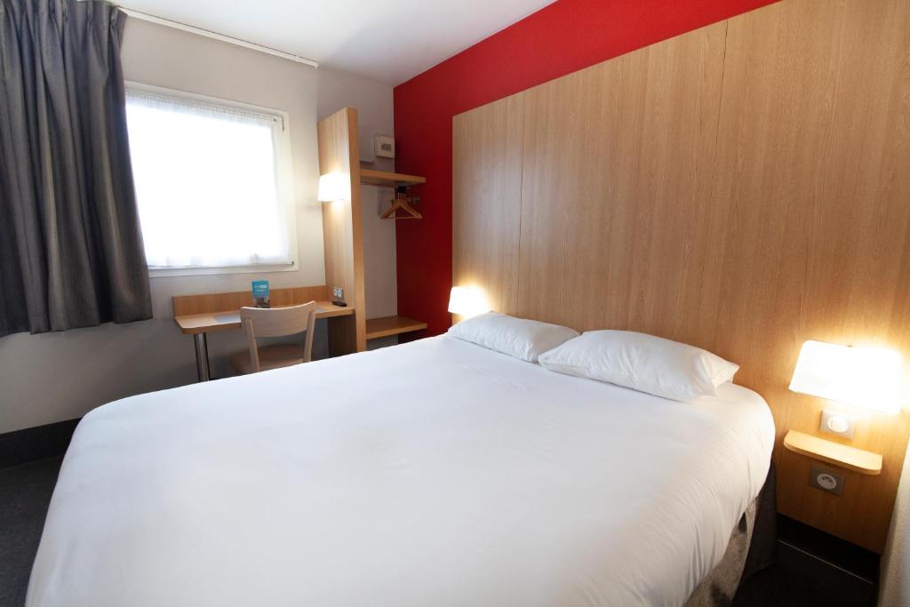Postel nebo postele na pokoji v ubytování Kyriad Direct Clermont Ferrand Nord Gerzat